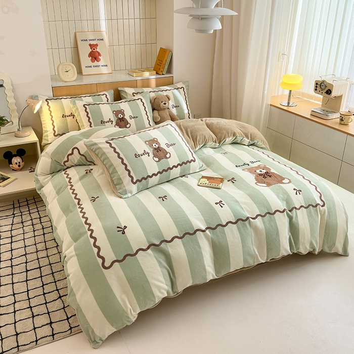 91家纺网 家纺一手货源 找家纺 2024新款大版卡通双面高克重牛奶绒床单款四件套 咖啡熊