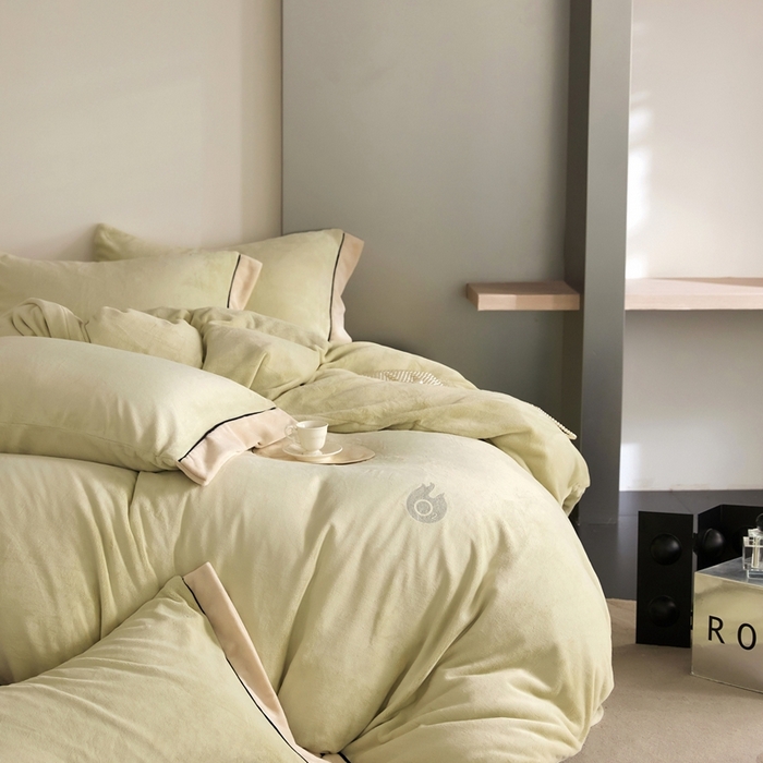 91家纺网 家纺一手货源 找家纺 金奇达家纺 2024秋冬新品保暖加厚绒类热氧™绒绒四件套-【查理】（全网控价{折后券后}不低于238元） 查理-青梅