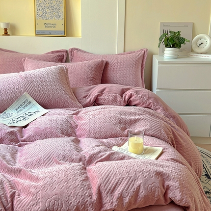 91家纺网 家纺一手货源 找家纺 2024新款牛奶绒雕花加厚保暖高克重床单床笠三四件套奶油纯色 美娜-豆沙