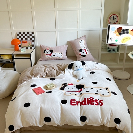 91家纺网 家纺一手货源 找家纺 美乐迪家纺 2024新款高克重牛奶绒卡通印花四件套 波点狗