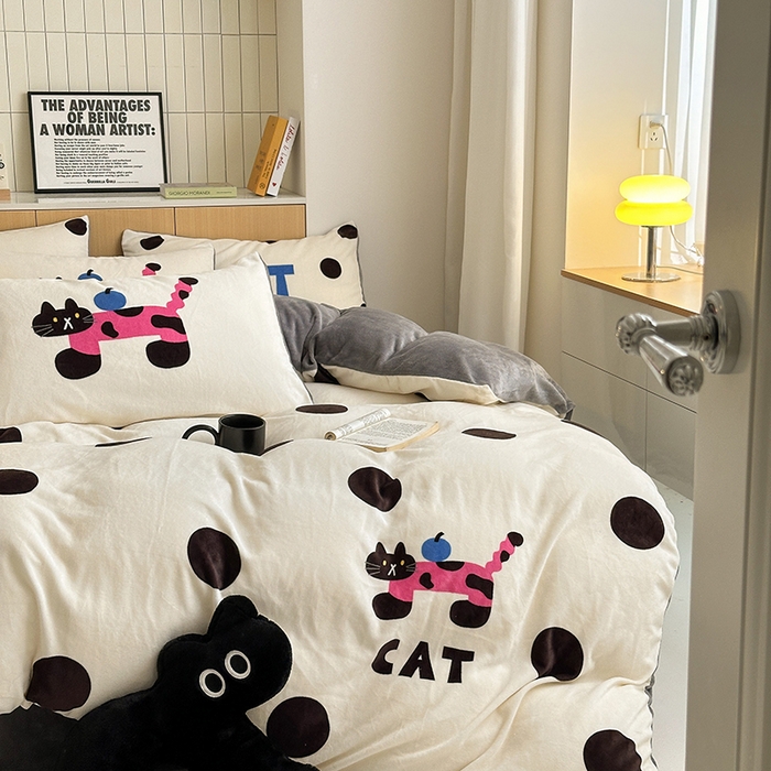 91家纺网 家纺一手货源 找家纺 2024新款大版卡通双面高克重牛奶绒床单款四件套 小猫