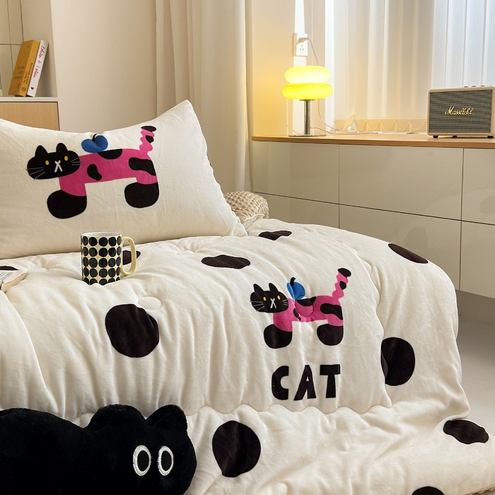 91家纺网 家纺一手货源 找家纺 2024新款卡通大版高克重牛奶绒豆豆被四件套 小猫