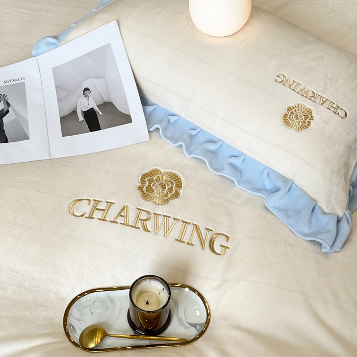 91家纺网 家纺一手货源 找家纺 耀达家居 2024新款高克重韩版纯色绣花刺绣牛奶绒四件套 山茶暖白+浅蓝