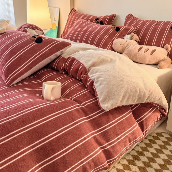 91家纺网 家纺一手货源 找家纺 耀达家居 2024新款ins多巴胺毛巾绣牛奶绒四件套 腊肠狗-条纹安克拉红