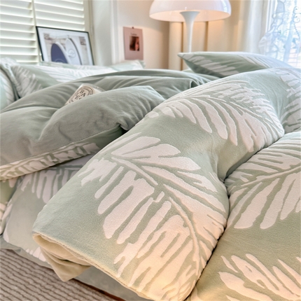 91家纺网 家纺一手货源 找家纺 857家居 2024新款A类雕花牛奶绒四件套 绿影