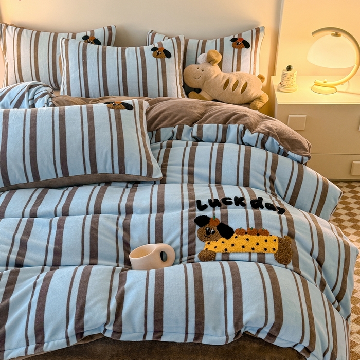 91家纺网 家纺一手货源 找家纺 耀达家居 2024新款ins多巴胺毛巾绣牛奶绒四件套 腊肠狗-条纹蓝咖