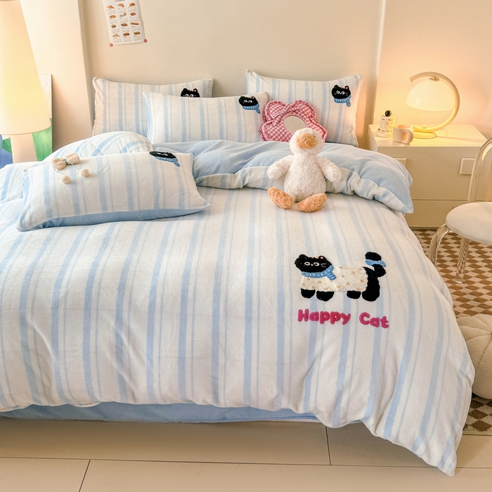 91家纺网 家纺一手货源 找家纺 耀达家居 2024新款ins多巴胺毛巾绣牛奶绒四件套 喵星人-条纹浅蓝