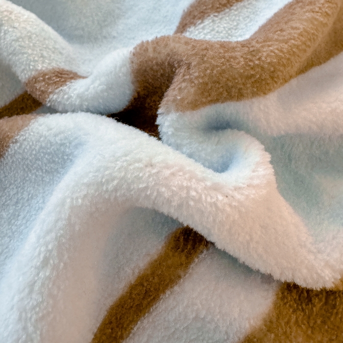 91家纺网 家纺一手货源 找家纺 耀达家居 2024新款ins多巴胺毛巾绣牛奶绒四件套 腊肠狗-条纹蓝咖