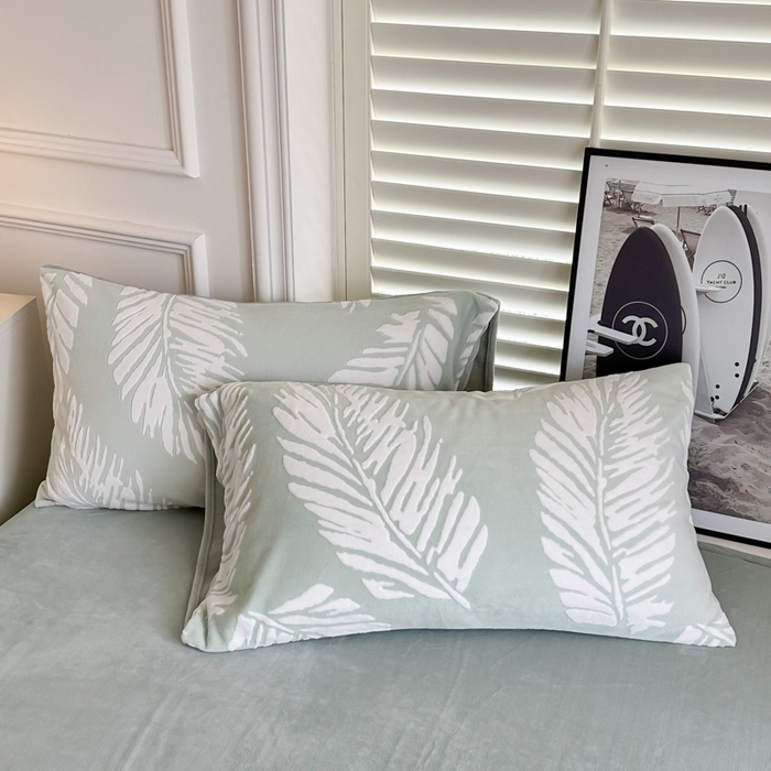 91家纺网 家纺一手货源 找家纺 857家居 2024新款A类雕花牛奶绒四件套 绿影