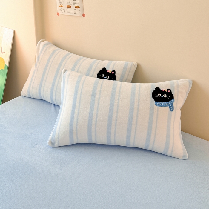 91家纺网 家纺一手货源 找家纺 耀达家居 2024新款ins多巴胺毛巾绣牛奶绒四件套 喵星人-条纹浅蓝