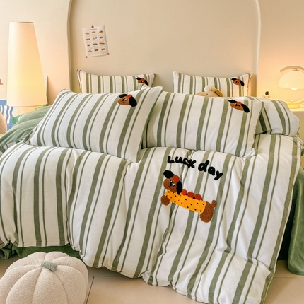 91家纺网 家纺一手货源 找家纺 耀达家居 2024新款ins多巴胺毛巾绣牛奶绒四件套 腊肠狗-条纹复古绿