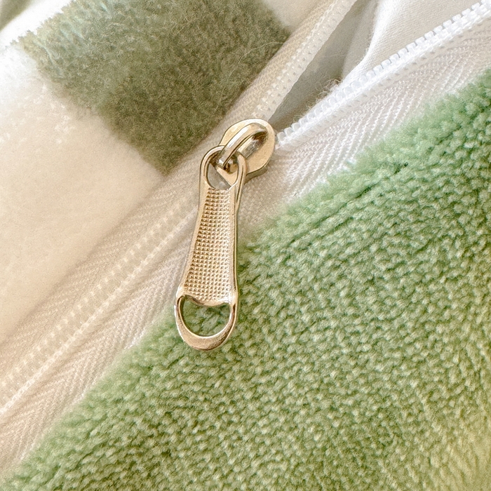 91家纺网 家纺一手货源 找家纺 耀达家居 2024新款ins多巴胺毛巾绣牛奶绒四件套 腊肠狗-条纹复古绿