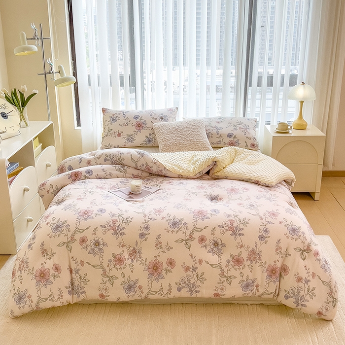 91家纺网 家纺一手货源 找家纺 米菲 2024新款印花双层纱豆豆绒大豆冬被 爱在花开