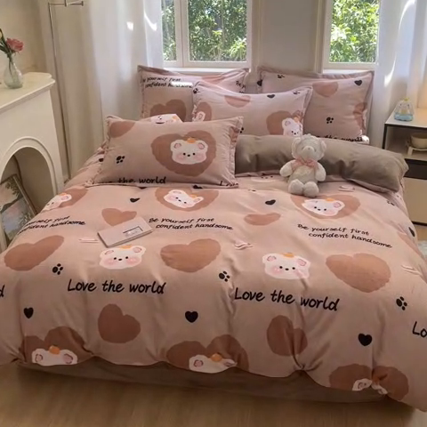 91家纺网 家纺一手货源 找家纺 沐慕 2024新款200g加厚牛奶绒四件套 呆萌熊