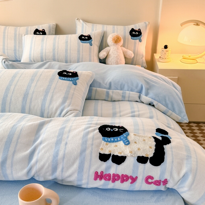 91家纺网 家纺一手货源 找家纺 耀达家居 2024新款ins多巴胺毛巾绣牛奶绒四件套 喵星人-条纹浅蓝