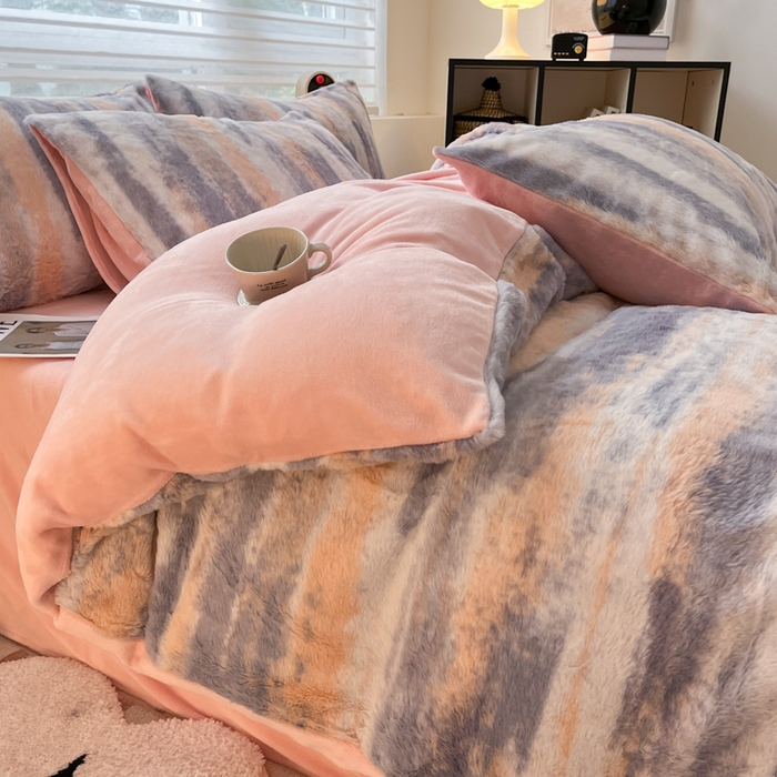 91家纺网 家纺一手货源 找家纺 金爱家 2024新款立体牛奶绒兔毛绒印花四件套 兔毛印花-竖条粉