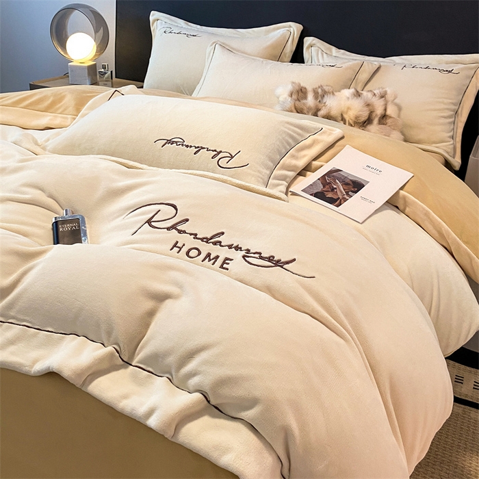 91家纺网 家纺一手货源 找家纺 笙意家纺 2025新款A类牛奶绒宽边刺绣爱丁堡系列四件套 爱丁堡-奶昔白+奶茶