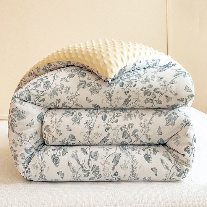 91家纺网 家纺一手货源 找家纺 米菲 2024新款印花双层纱豆豆绒大豆冬被 花梦缘