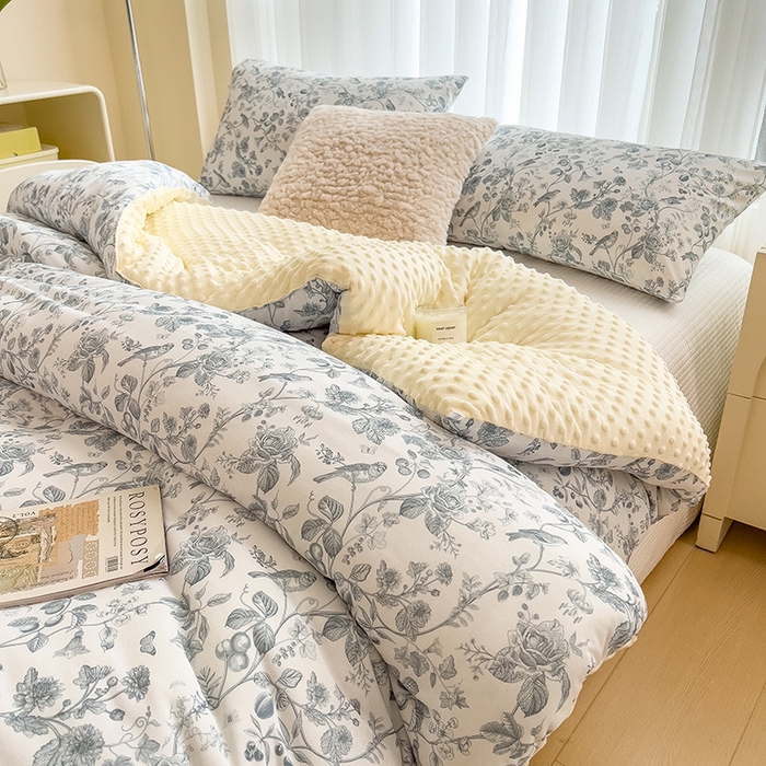 91家纺网 家纺一手货源 找家纺 米菲 2024新款印花双层纱豆豆绒大豆冬被 花梦缘