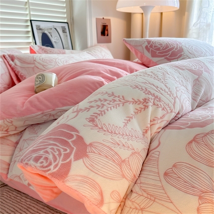 91家纺网 家纺一手货源 找家纺 857家居 2024新款A类雕花牛奶绒四件套 花梦语