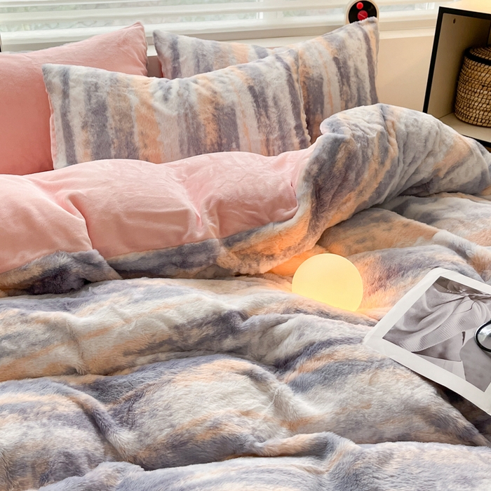 91家纺网 家纺一手货源 找家纺 金爱家 2024新款立体牛奶绒兔毛绒印花四件套 兔毛印花-竖条粉