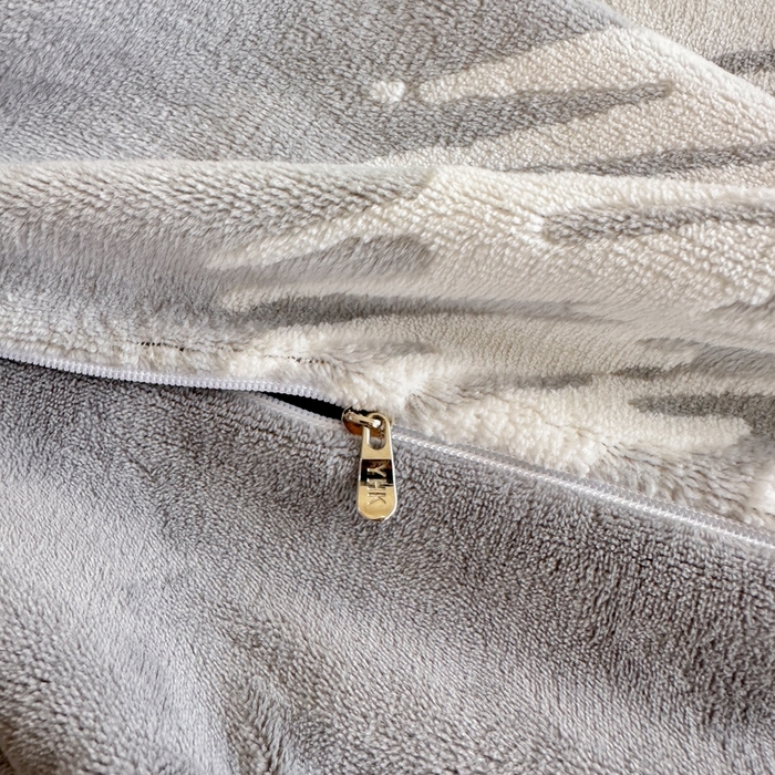 91家纺网 家纺一手货源 找家纺 857家居 2024新款A类雕花牛奶绒四件套 枫叶