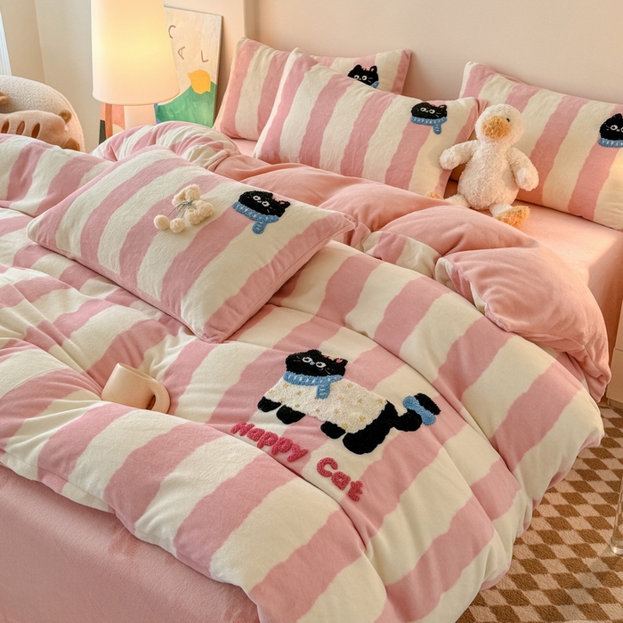 91家纺网 家纺一手货源 找家纺 耀达家居 2024新款ins多巴胺毛巾绣牛奶绒四件套 喵星人-条纹少女粉