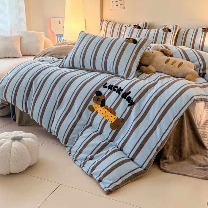 91家纺网 家纺一手货源 找家纺 耀达家居 2024新款ins多巴胺毛巾绣牛奶绒四件套 腊肠狗-条纹蓝咖