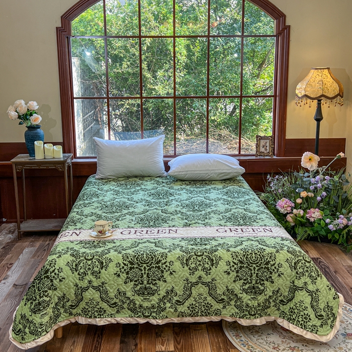 91家纺网 家纺一手货源 找家纺 悦织湾家纺 2025新款印花牛奶绒花边夹棉床盖 图腾