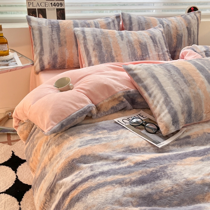 91家纺网 家纺一手货源 找家纺 金爱家 2024新款立体牛奶绒兔毛绒印花四件套 兔毛印花-竖条粉