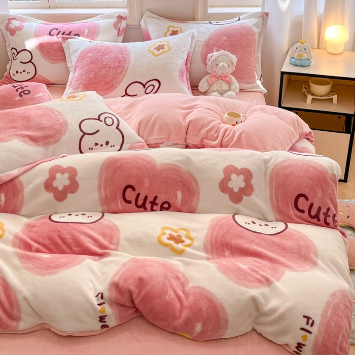 91家纺网 家纺一手货源 找家纺 沐慕 2024新款200g加厚牛奶绒四件套 爱心粉兔