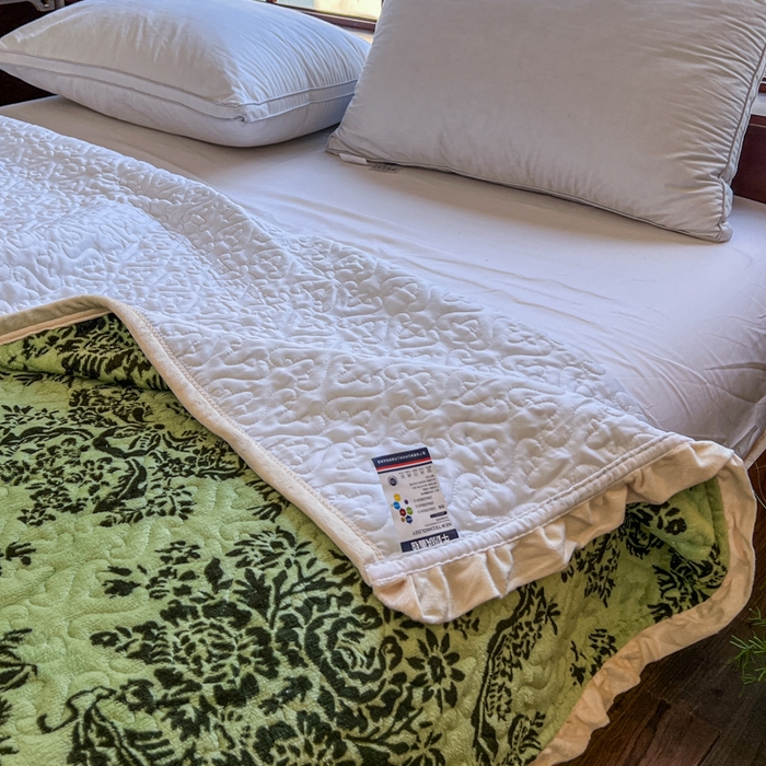 91家纺网 家纺一手货源 找家纺 悦织湾家纺 2025新款印花牛奶绒花边夹棉床盖 图腾