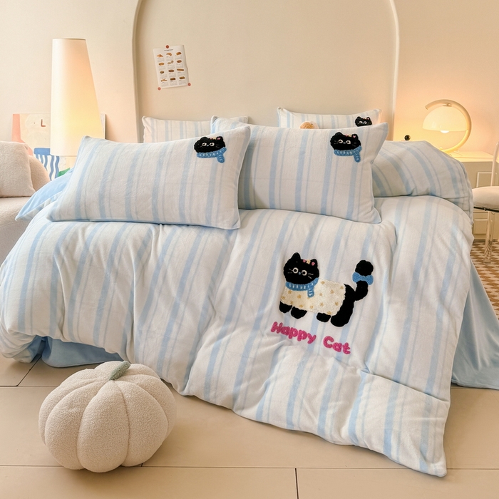 91家纺网 家纺一手货源 找家纺 耀达家居 2024新款ins多巴胺毛巾绣牛奶绒四件套 喵星人-条纹浅蓝