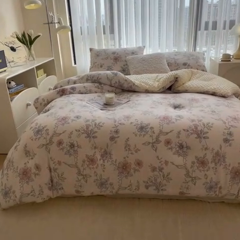 91家纺网 家纺一手货源 找家纺 米菲 2024新款印花双层纱豆豆绒大豆冬被 爱在花开
