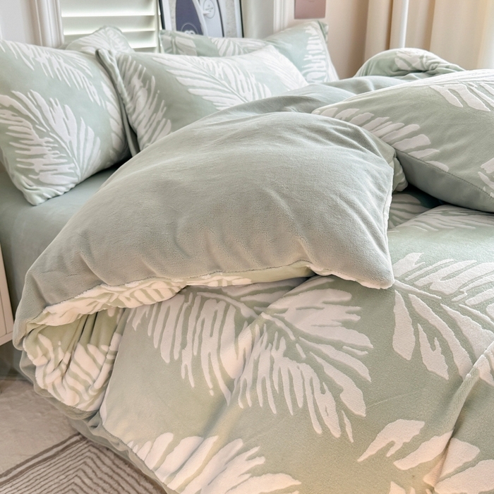 91家纺网 家纺一手货源 找家纺 857家居 2024新款A类雕花牛奶绒四件套 绿影