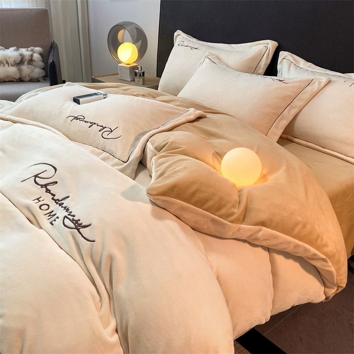 91家纺网 家纺一手货源 找家纺 笙意家纺 2025新款A类牛奶绒宽边刺绣爱丁堡系列四件套 爱丁堡-奶昔白+奶茶