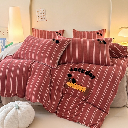 耀达家居 2024新款ins多巴胺毛巾绣牛奶绒四件套 腊肠狗-条纹安克拉红