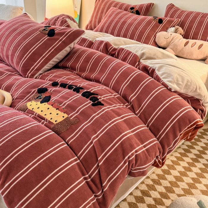 91家纺网 家纺一手货源 找家纺 耀达家居 2024新款ins多巴胺毛巾绣牛奶绒四件套 腊肠狗-条纹安克拉红