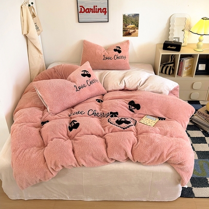 91家纺网 家纺一手货源 找家纺 春光里 2024新款泰迪绒230克牛奶绒毛巾绣四件套