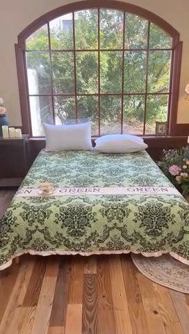 91家纺网 家纺一手货源 找家纺 悦织湾家纺 2025新款印花牛奶绒花边夹棉床盖 图腾