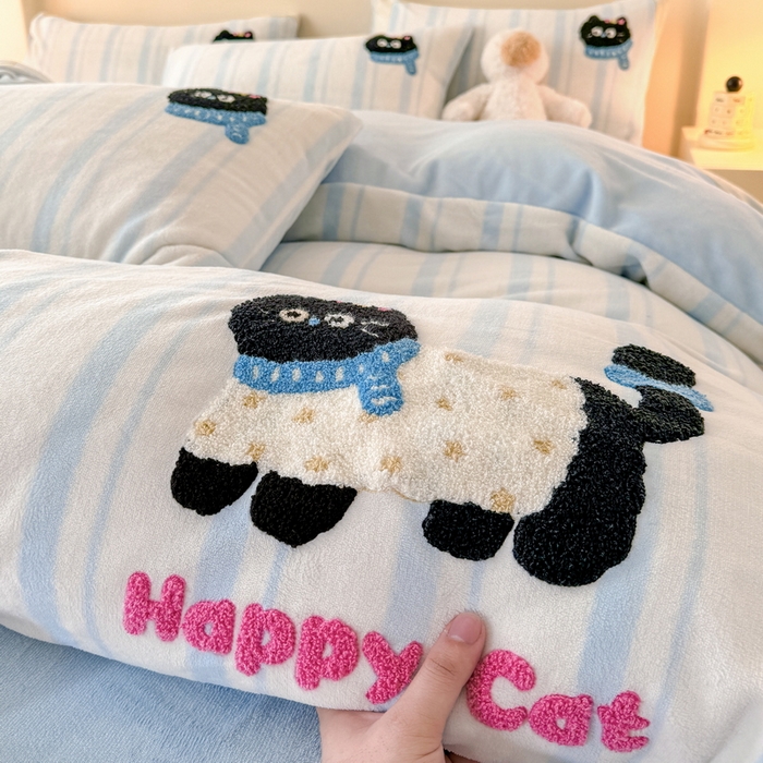 91家纺网 家纺一手货源 找家纺 耀达家居 2024新款ins多巴胺毛巾绣牛奶绒四件套 喵星人-条纹浅蓝