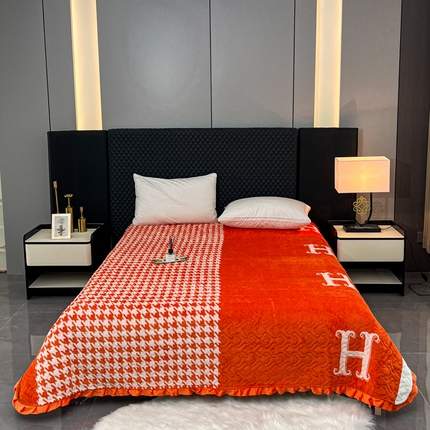 91家纺网 家纺一手货源 找家纺 （总）悦织湾家纺 2025新款印花牛奶绒花边夹棉床盖