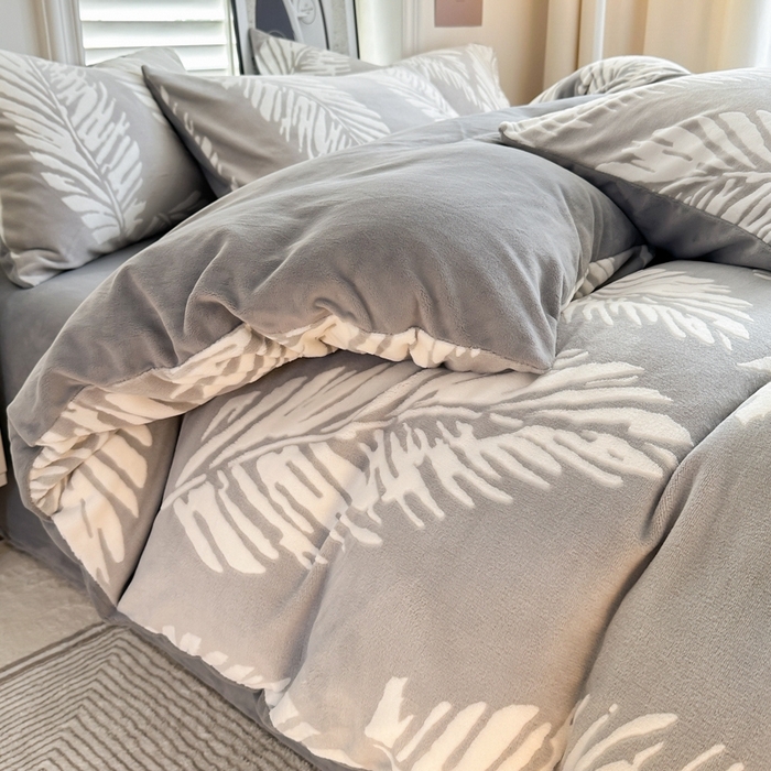 91家纺网 家纺一手货源 找家纺 857家居 2024新款A类雕花牛奶绒四件套 枫叶