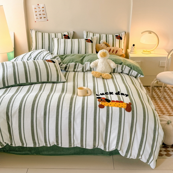 91家纺网 家纺一手货源 找家纺 耀达家居 2024新款ins多巴胺毛巾绣牛奶绒四件套 腊肠狗-条纹复古绿