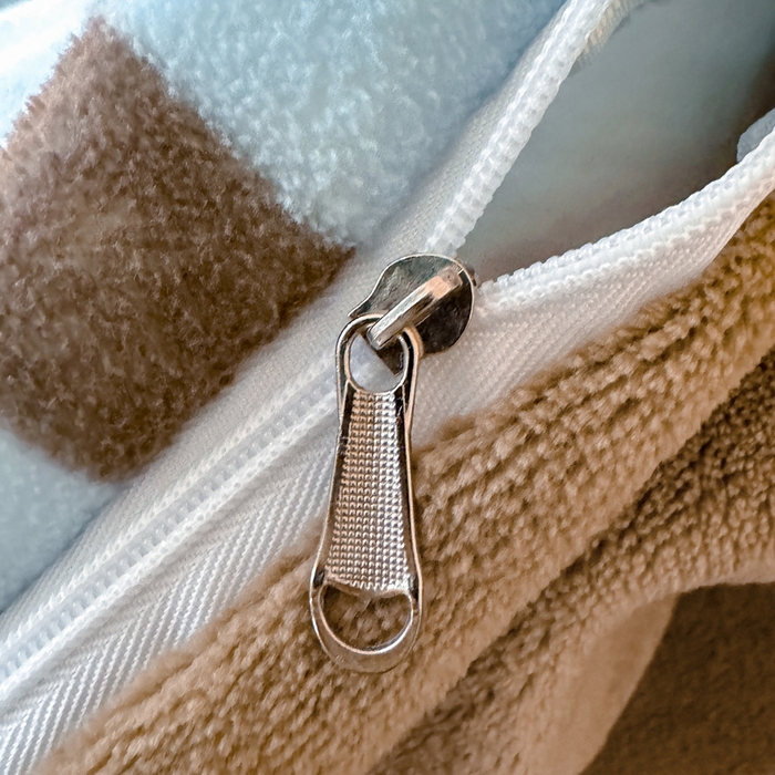 91家纺网 家纺一手货源 找家纺 耀达家居 2024新款ins多巴胺毛巾绣牛奶绒四件套 腊肠狗-条纹蓝咖