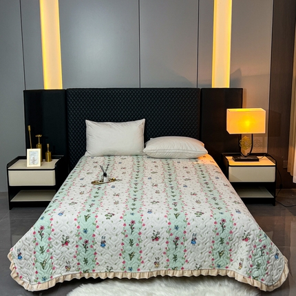 91家纺网 家纺一手货源 找家纺 （总）悦织湾家纺 2025新款印花牛奶绒花边夹棉床盖