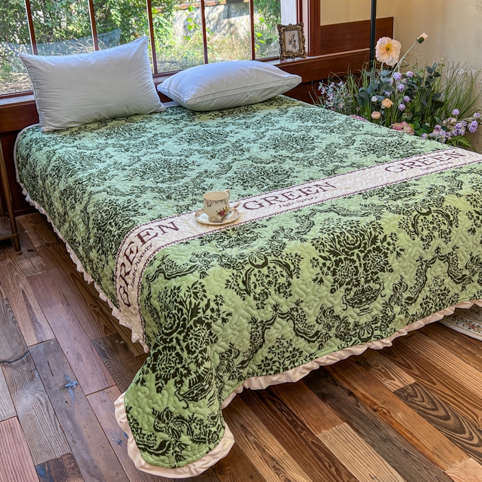 91家纺网 家纺一手货源 找家纺 悦织湾家纺 2025新款印花牛奶绒花边夹棉床盖 图腾