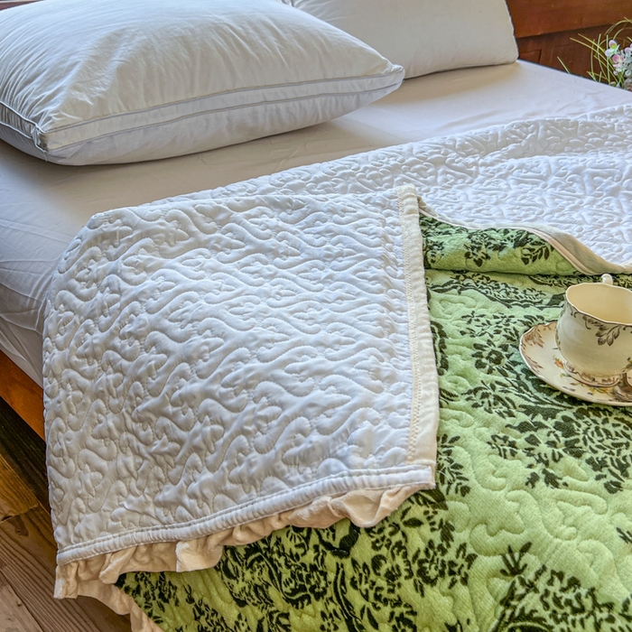 91家纺网 家纺一手货源 找家纺 悦织湾家纺 2025新款印花牛奶绒花边夹棉床盖 图腾