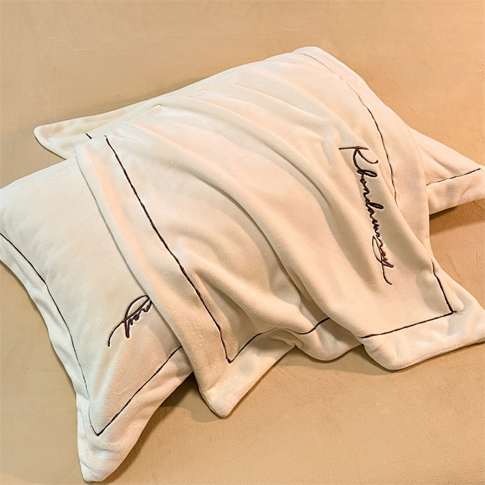 91家纺网 家纺一手货源 找家纺 笙意家纺 2025新款A类牛奶绒宽边刺绣爱丁堡系列四件套 爱丁堡-奶昔白+奶茶