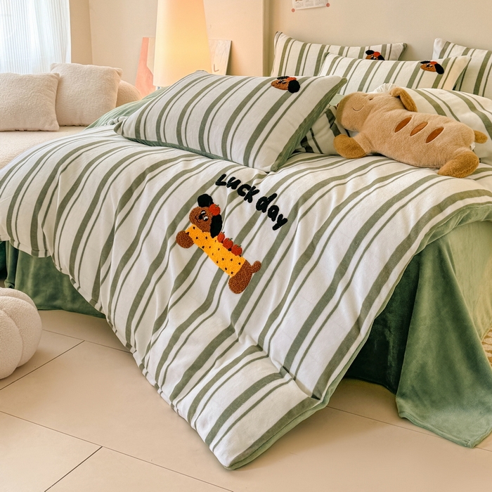 91家纺网 家纺一手货源 找家纺 耀达家居 2024新款ins多巴胺毛巾绣牛奶绒四件套 腊肠狗-条纹复古绿